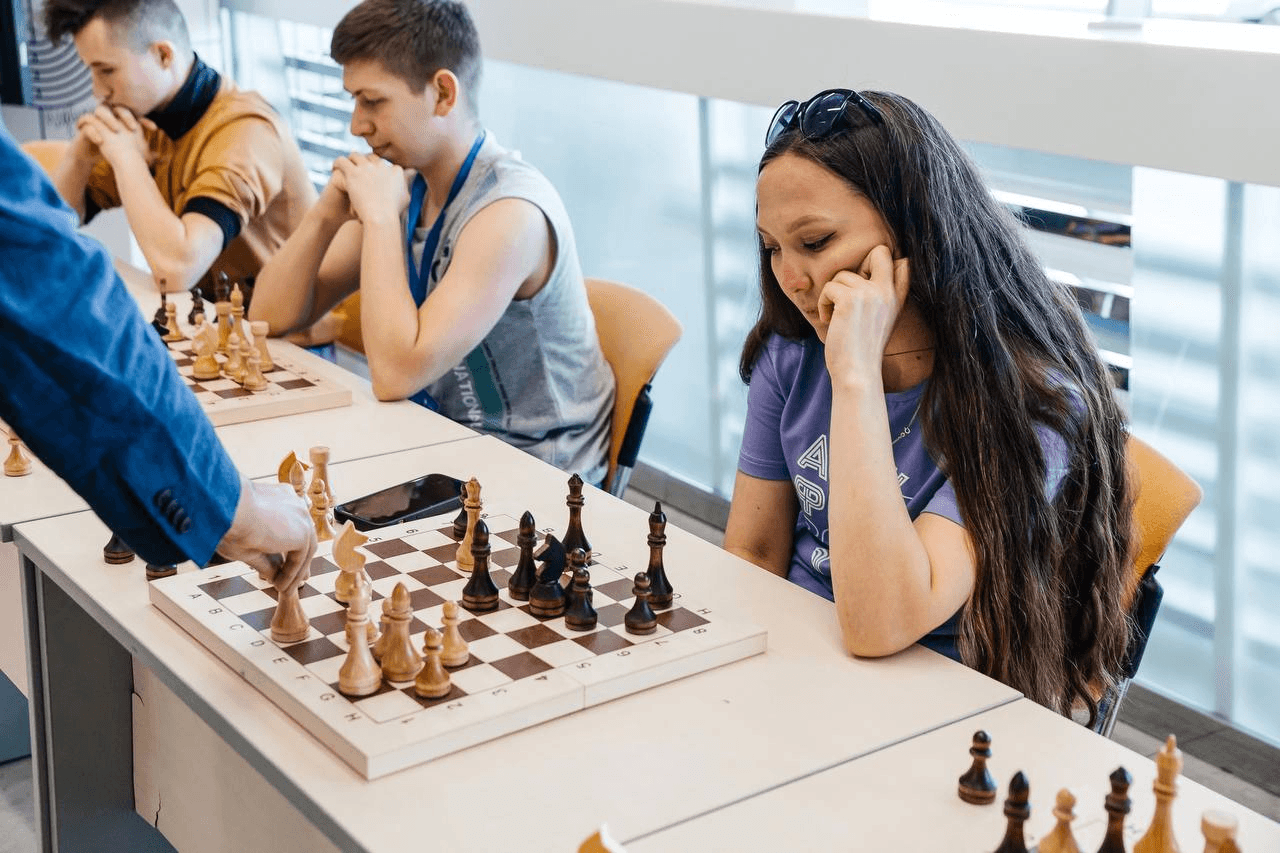 Участница фестиваля играет партию в шахматной программе НСШЛ